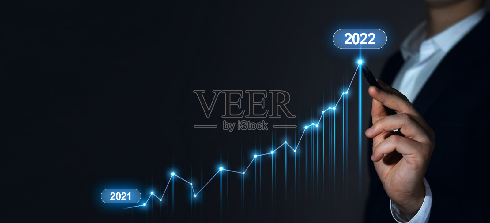 商人绘制企业未来增长图2021年至2022年。发展到成功和动力。新的2022年，有伟大的成就、目标、创新和计划。照片摄影图片