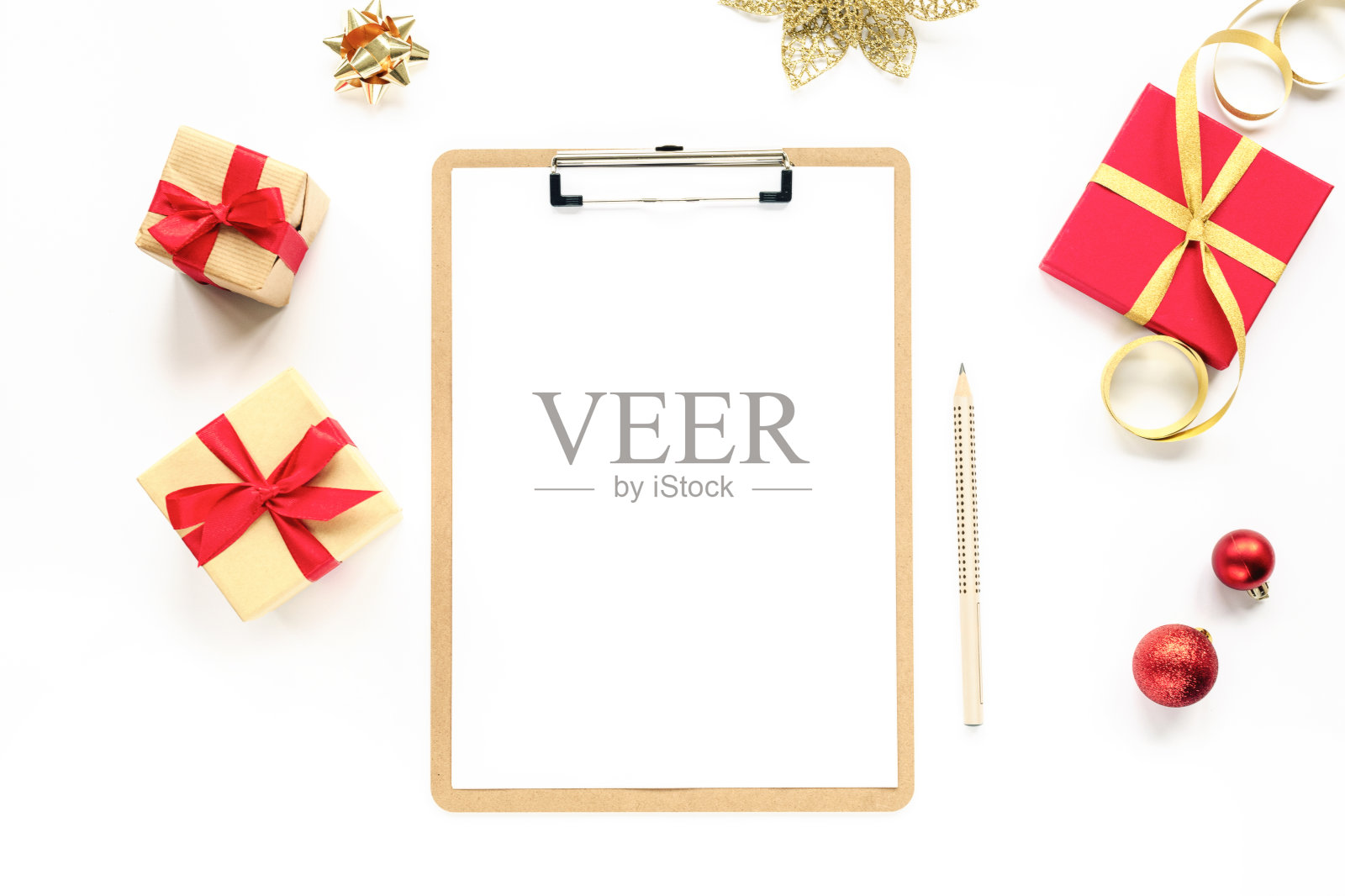 节日的圣诞节背景与白色记事本，礼物盒和圣诞球。模型，俯视图，平铺照片摄影图片