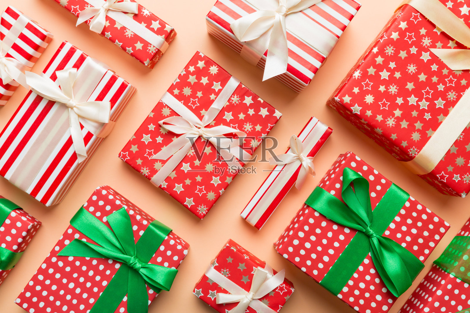 摆满彩色包装纸的圣诞礼盒，新年礼物特写顶视图照片摄影图片