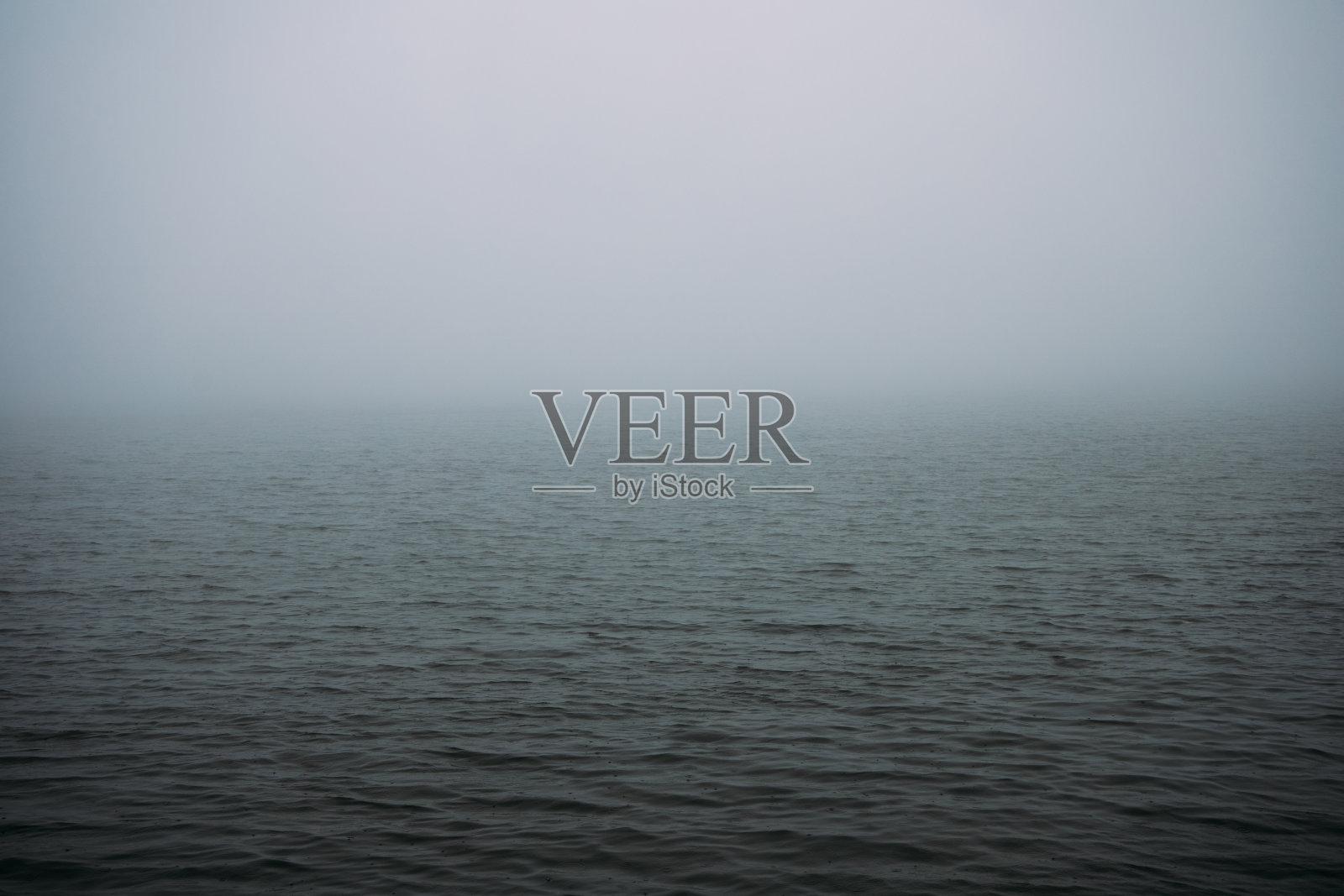 冬季雾蒙蒙的湖照片摄影图片