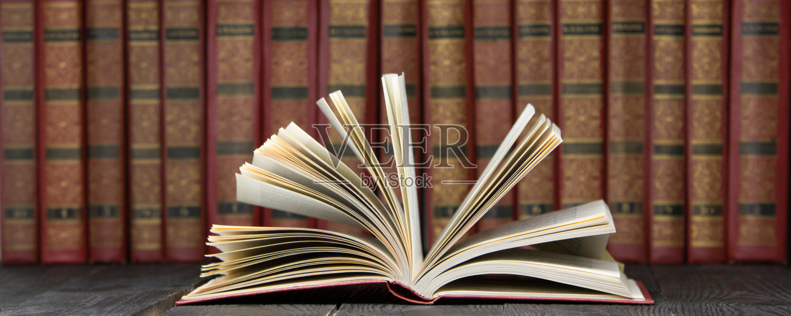 打开书，木桌上的精装书。回到学校。副本的空间。照片摄影图片