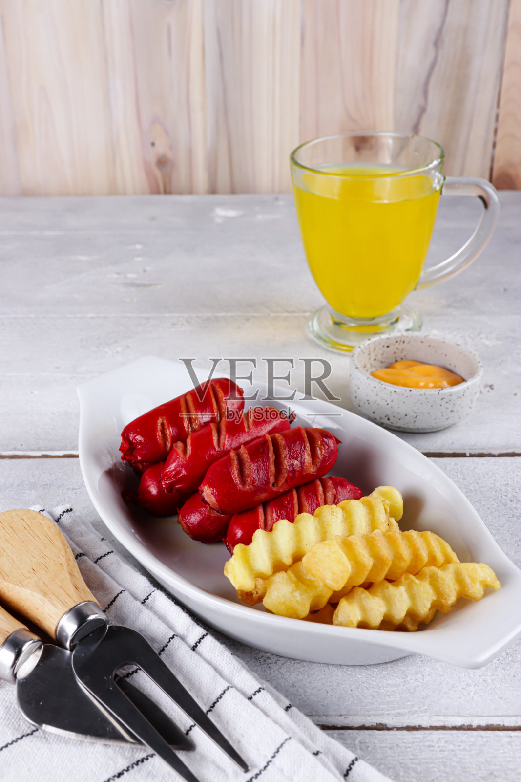 预想bakar。烤香肠配薯条和酱汁。照片摄影图片