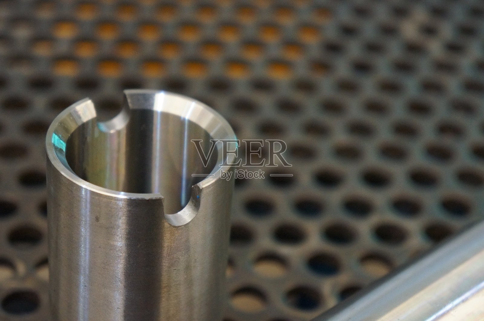 闪亮圆形精密钢工业机械零件的特写。照片摄影图片