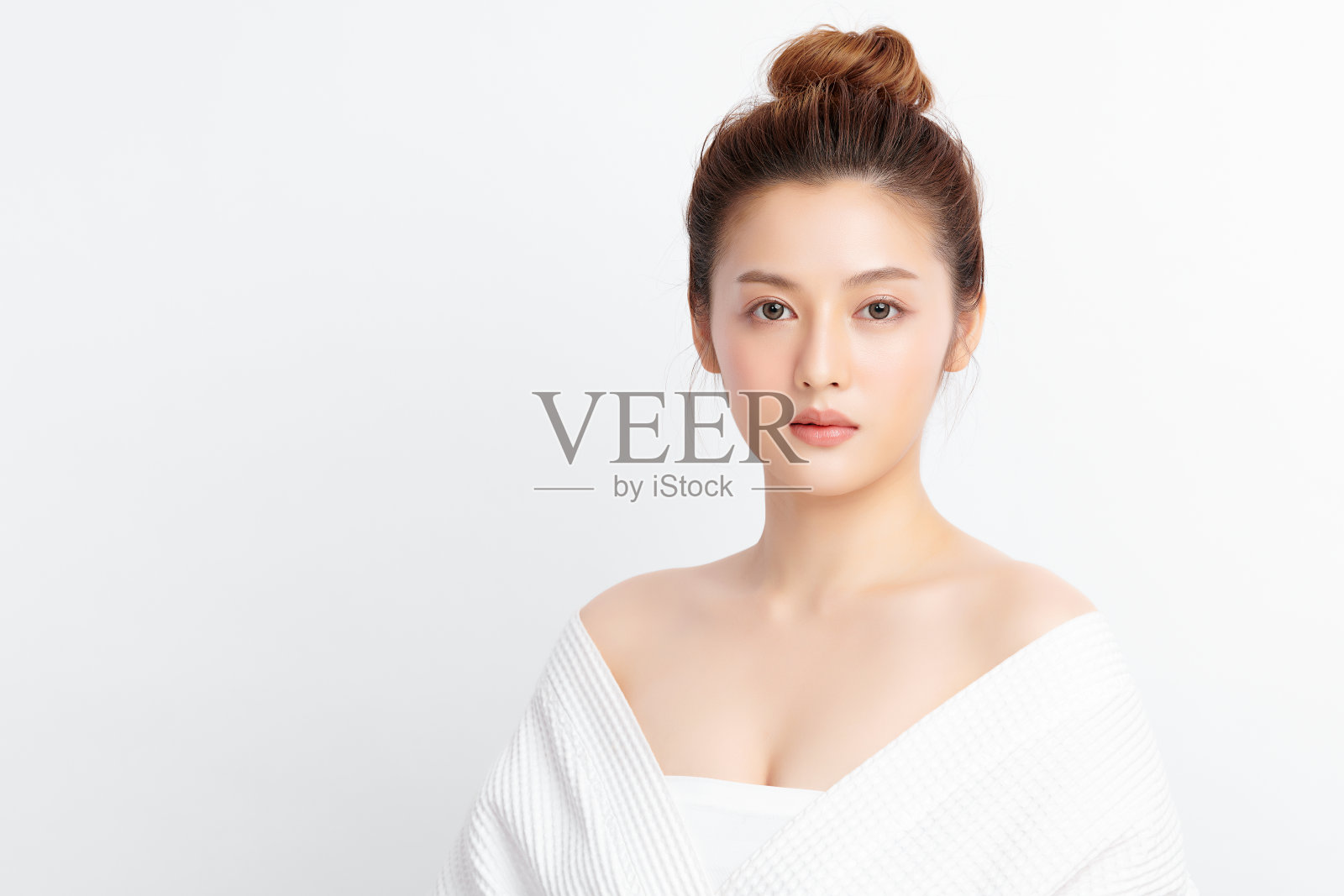 美丽的年轻亚洲女人与干净的新鲜皮肤在白色的背景照片摄影图片