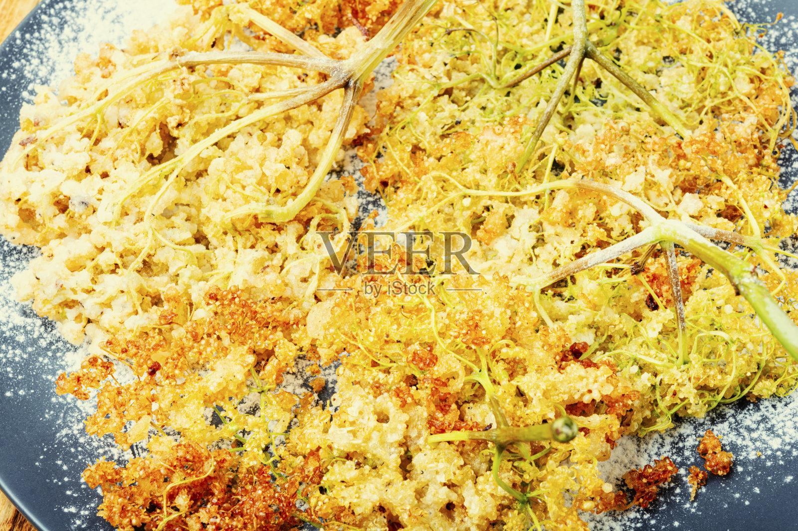 油炸的接骨木花,关闭了照片摄影图片