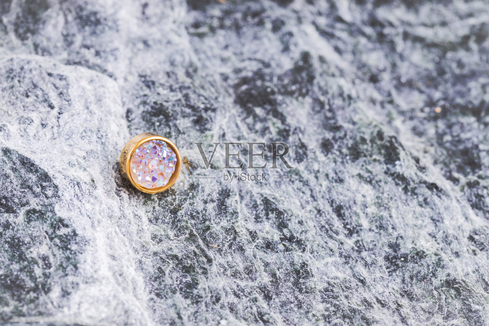 美丽的穿刺饰品。照片摄影图片