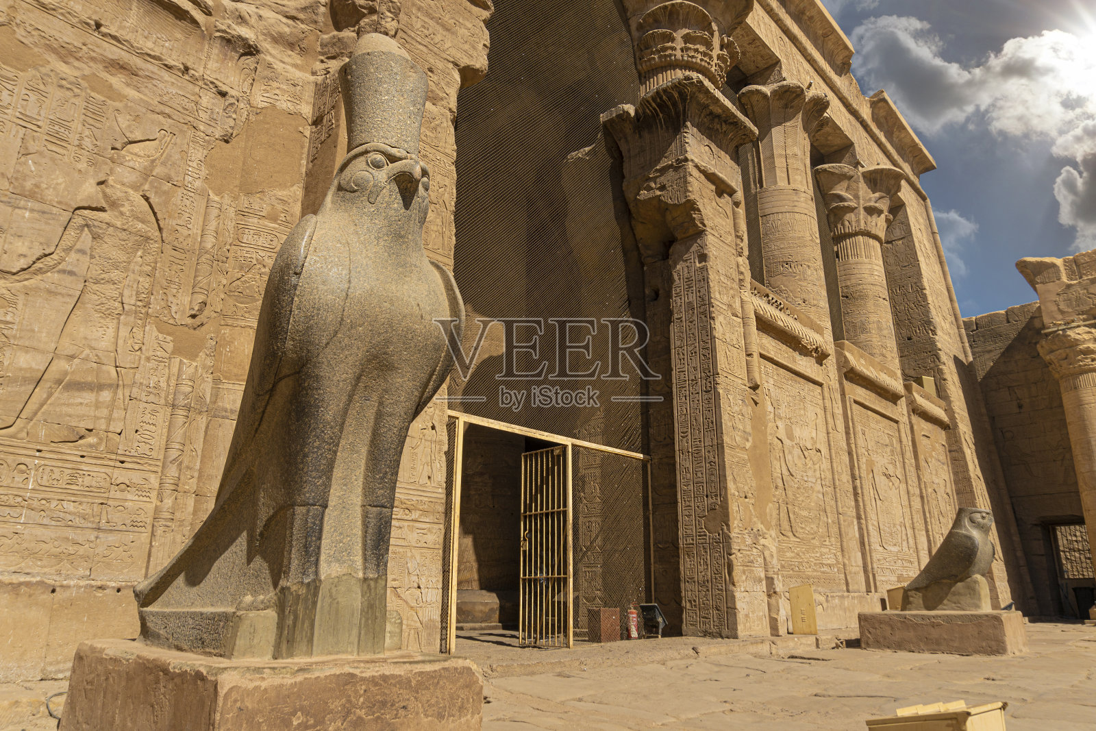 埃及埃德夫神庙的古老荷鲁斯雕像和浮雕照片摄影图片