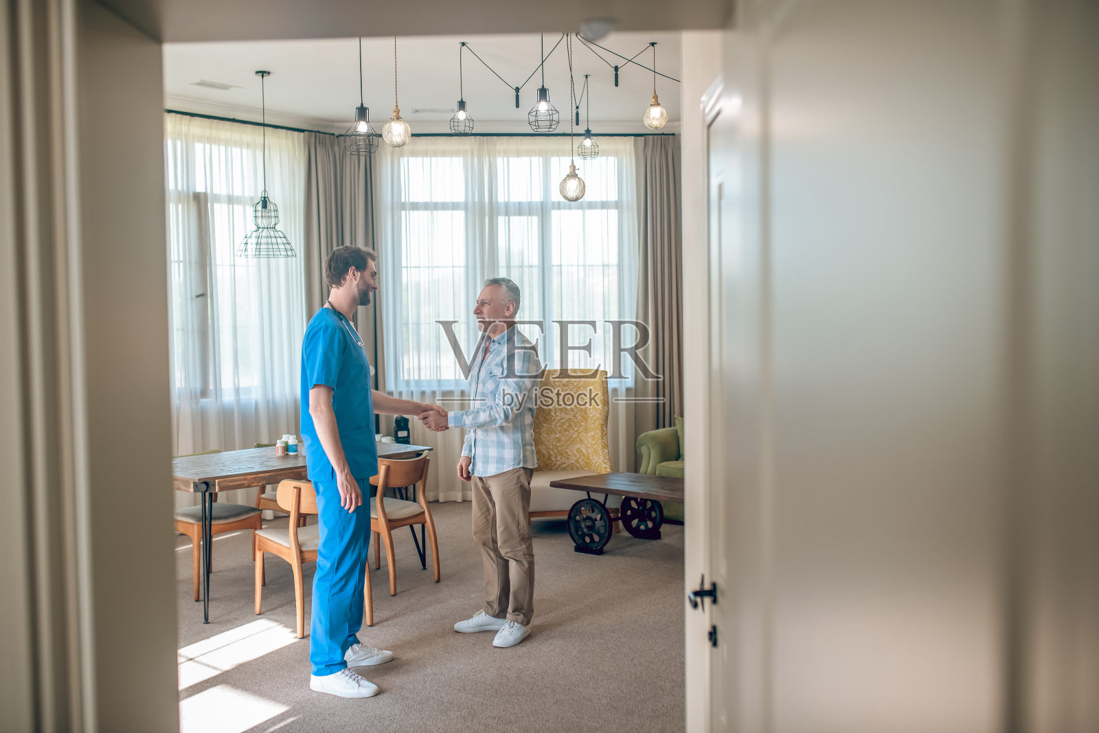 快乐的病人感谢医生的治疗照片摄影图片