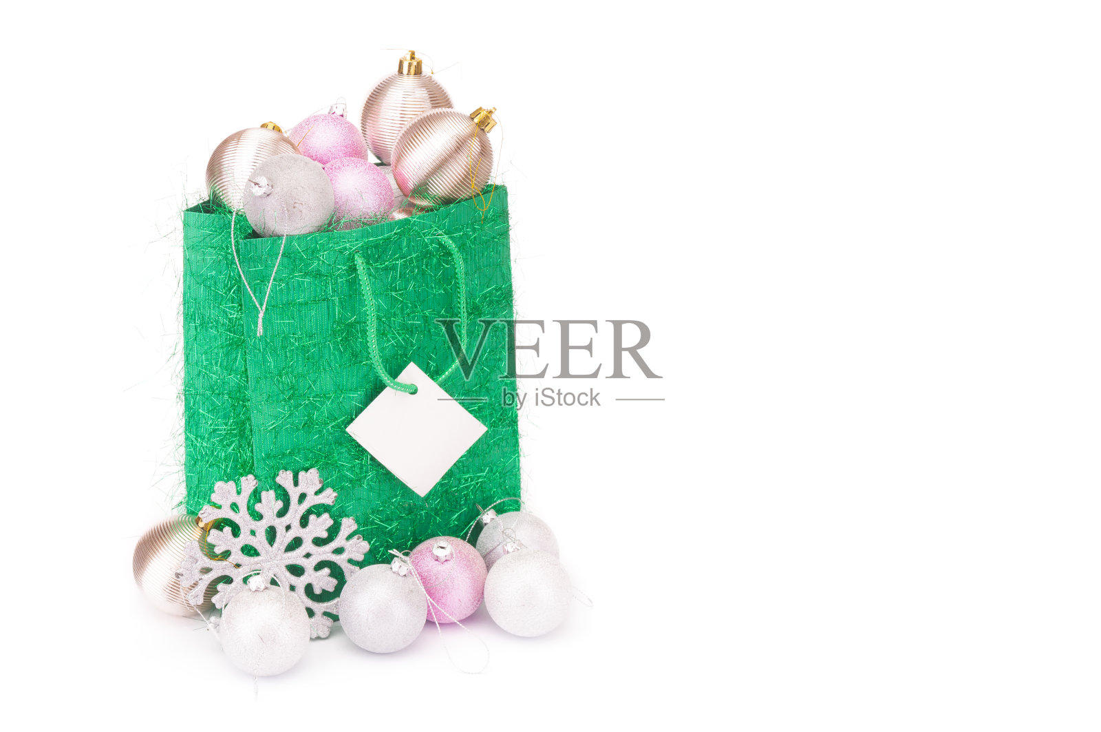 白色背景上绿色包装的圣诞球照片摄影图片