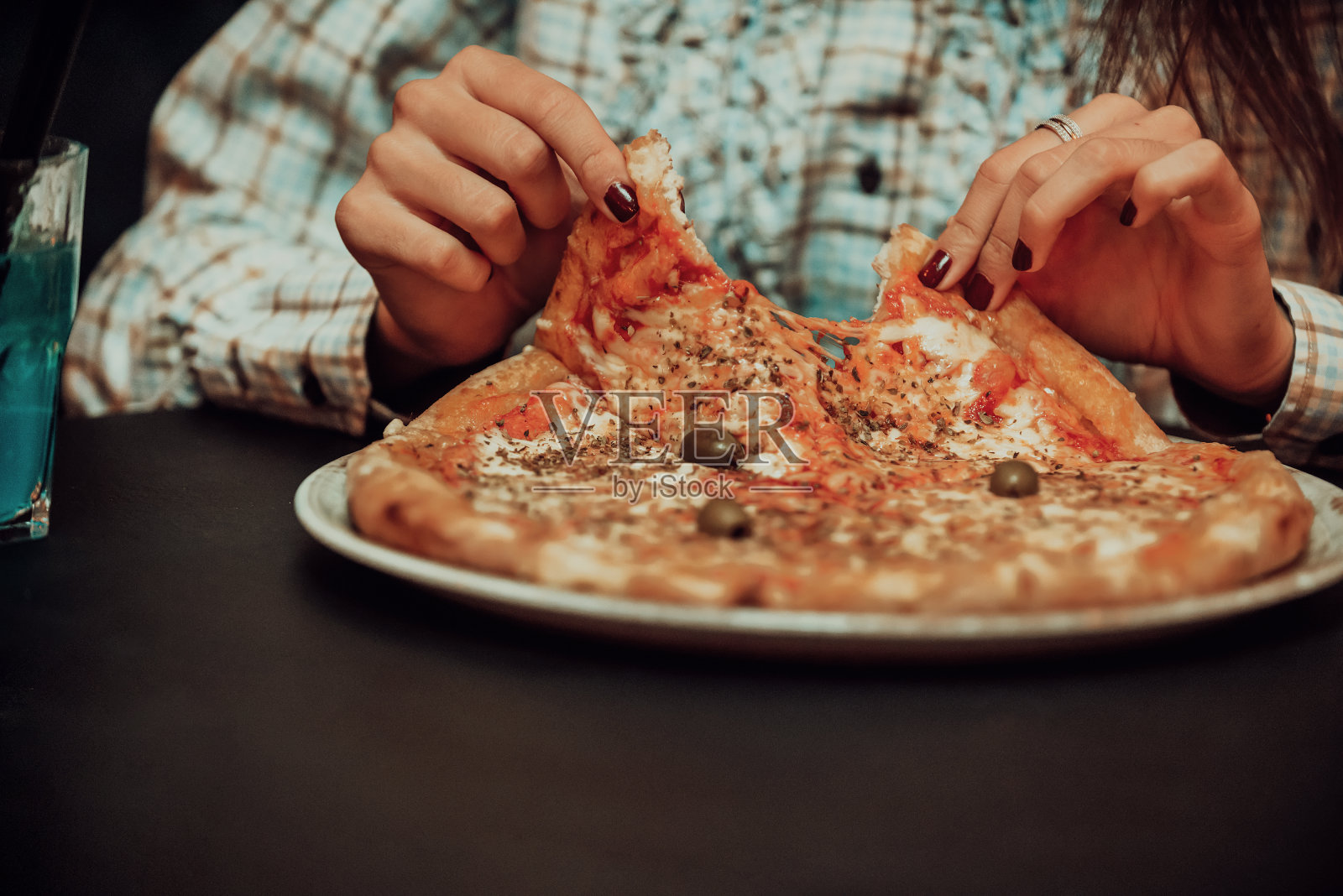 一名女商人在午餐休息时吃披萨的特写照片。有选择性的重点照片摄影图片