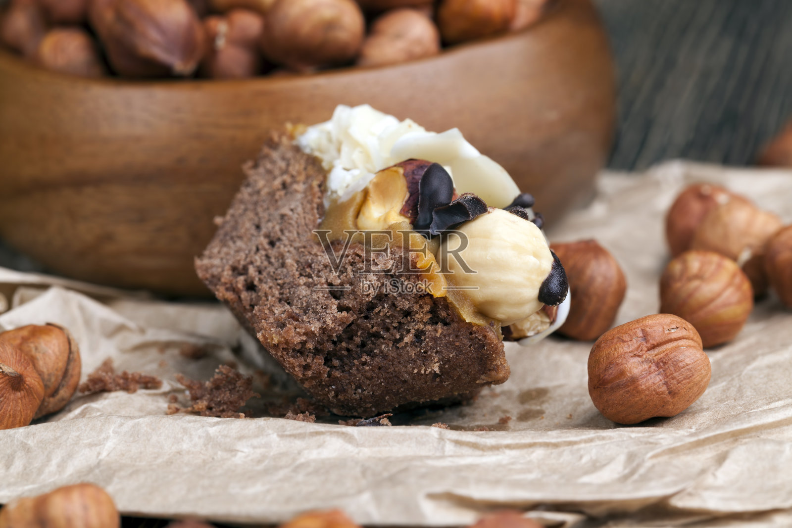 巧克力蛋糕加牛轧糖和烤榛子照片摄影图片