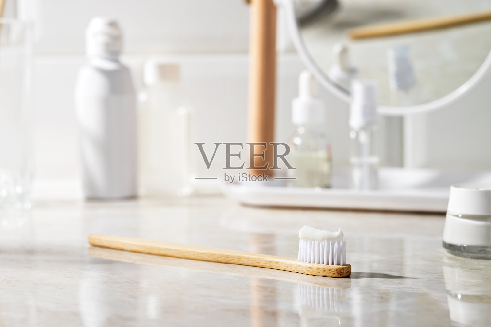 环保竹制牙刷，浴室里有牙膏。照片摄影图片