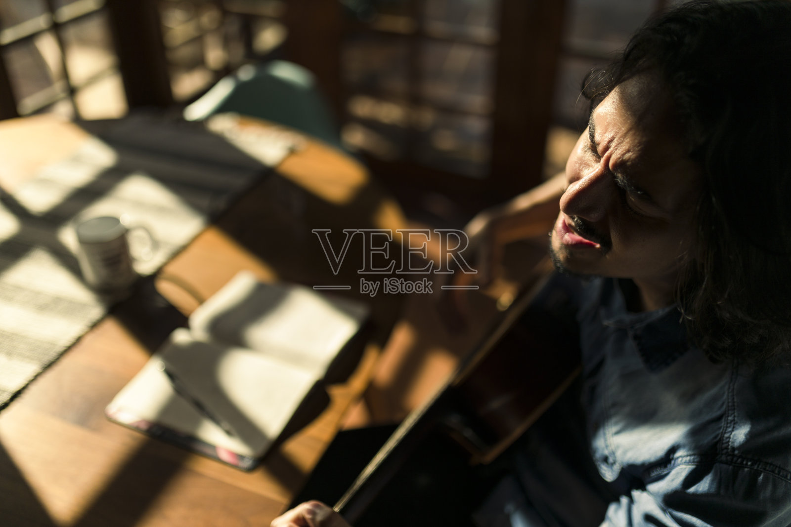 男人弹吉他，作曲照片摄影图片