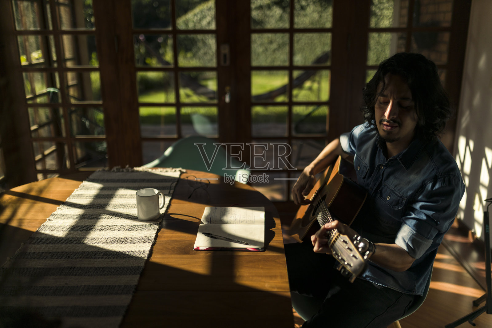 男人弹吉他，作曲照片摄影图片