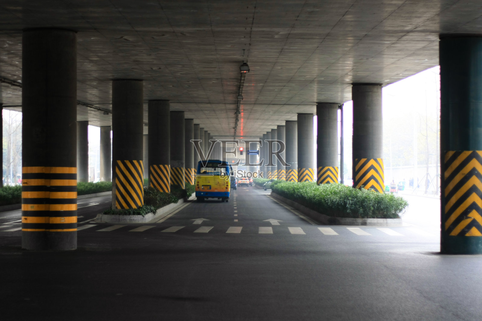 高架桥下的车流照片摄影图片