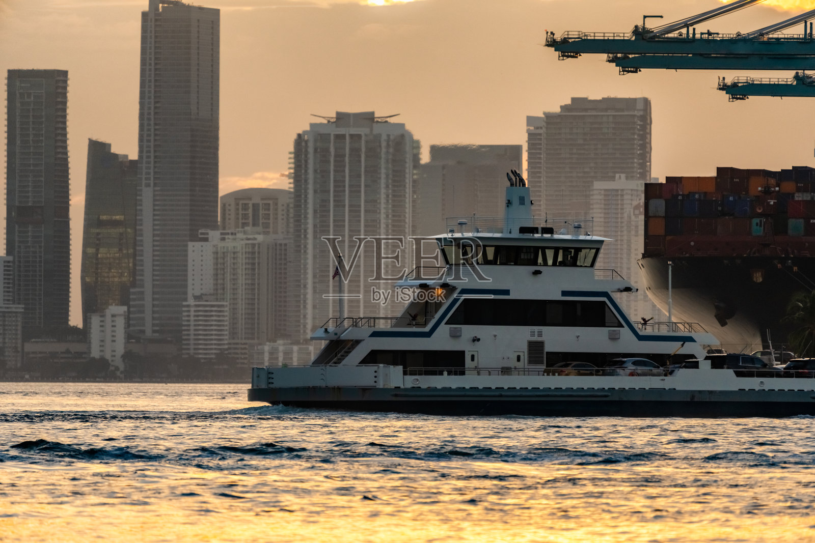 佛罗里达州迈阿密市中心美丽的日落。照片摄影图片