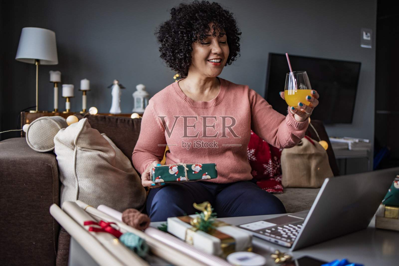 一个成熟的女人在家，视频通话庆祝圣诞节照片摄影图片
