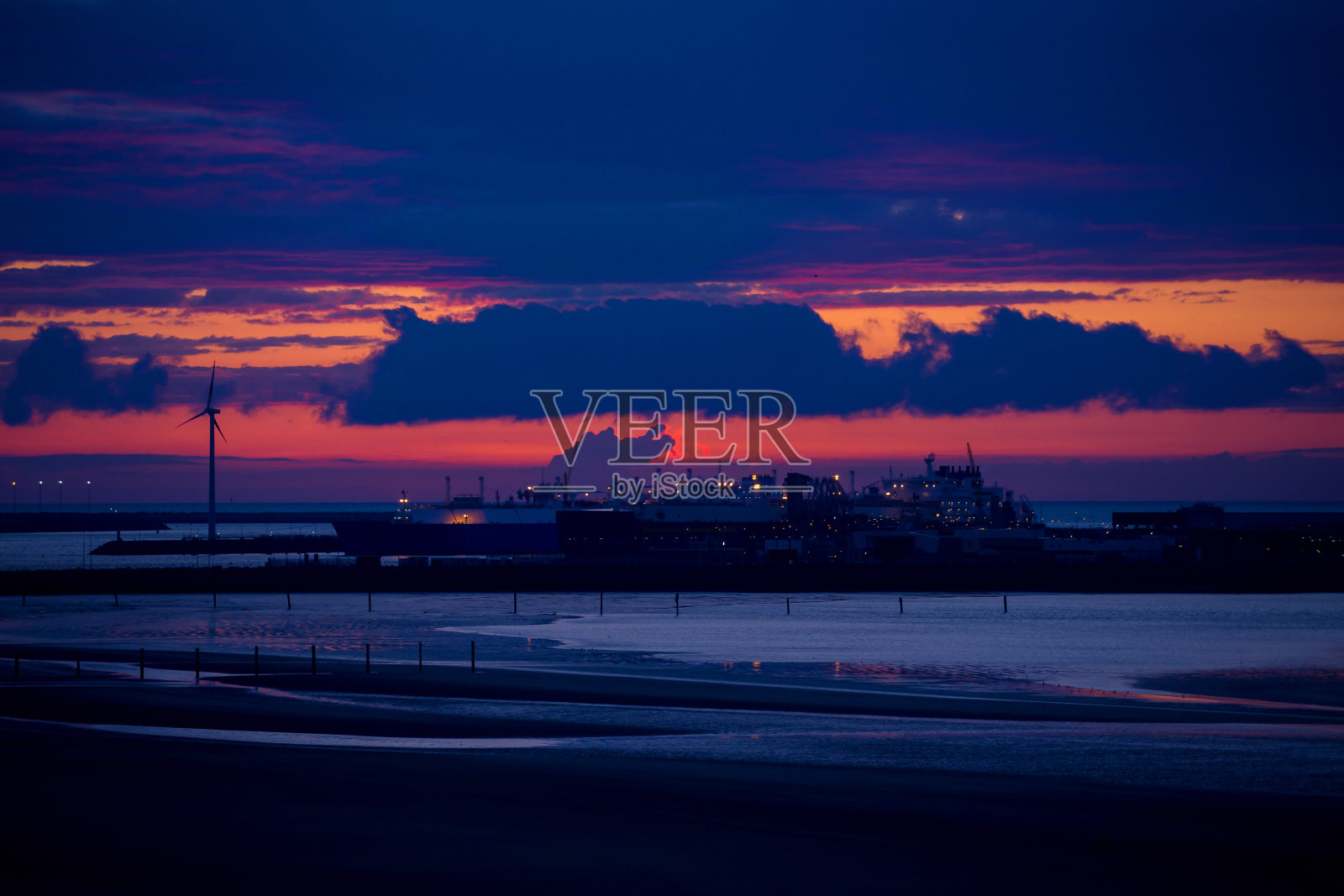 比利时诺克海滩上的日落。照片摄影图片