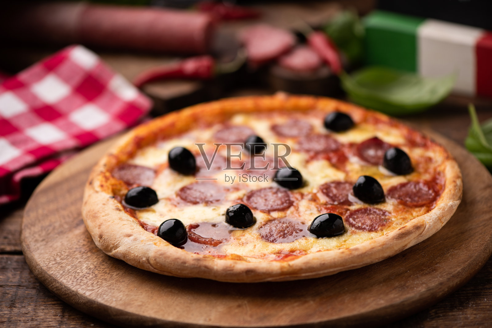 配橄榄和意大利香肠的披萨片照片摄影图片