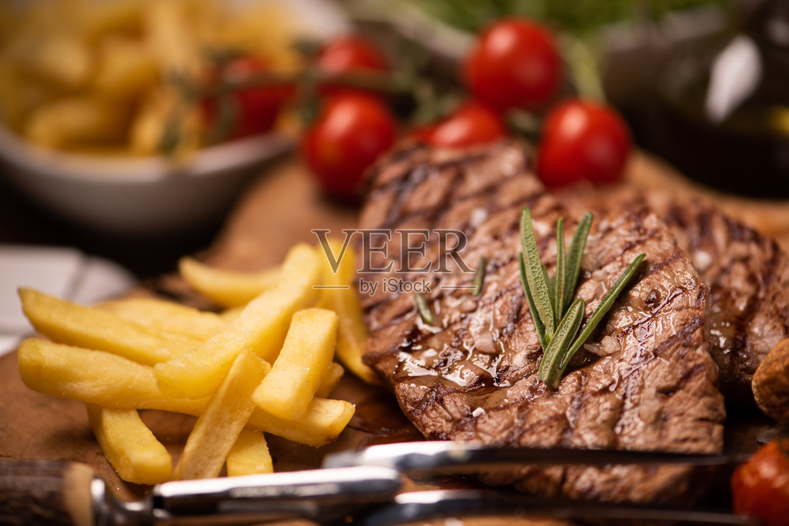 烤牛排，烤土豆和蔬菜照片摄影图片