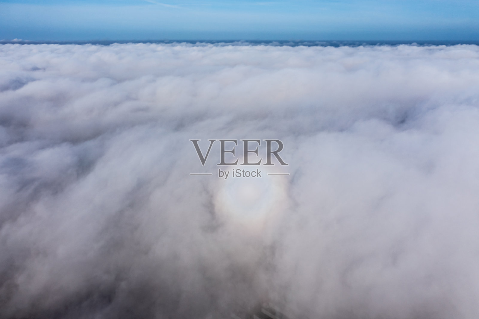 云朵之上破碎的幽灵，空中的风景照片摄影图片