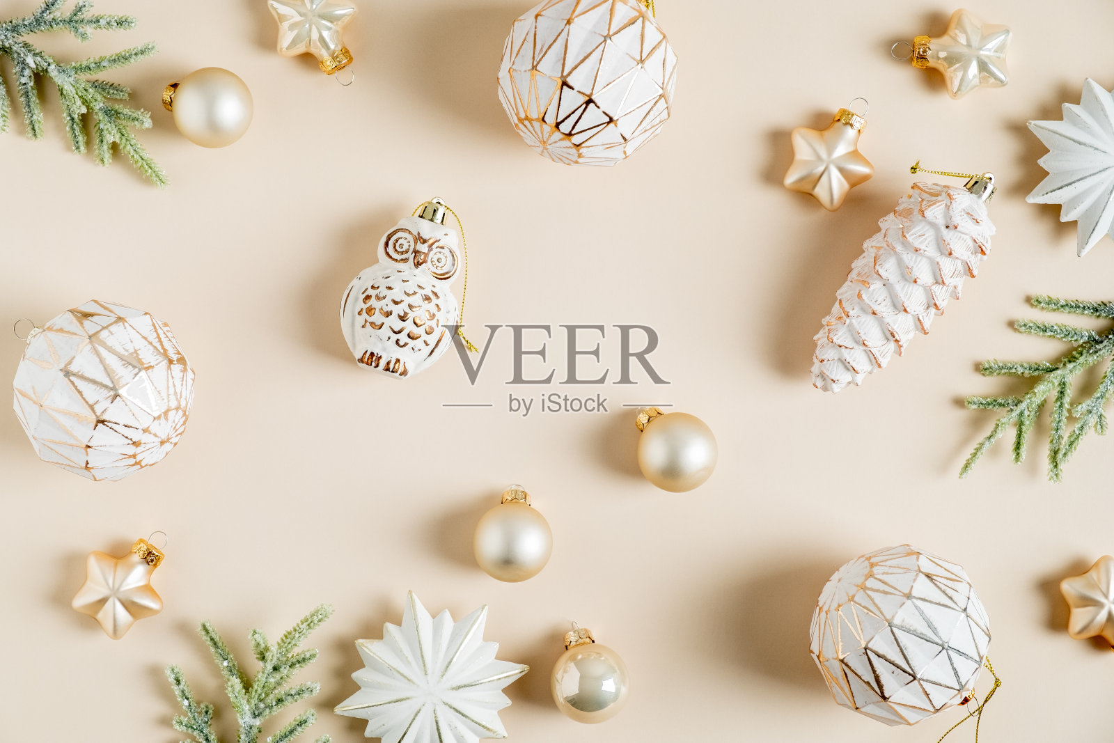 复古的圣诞装饰在柔和的米色背景。平铺，俯视图。圣诞贺卡。Hygge，舒适，北欧风格。照片摄影图片