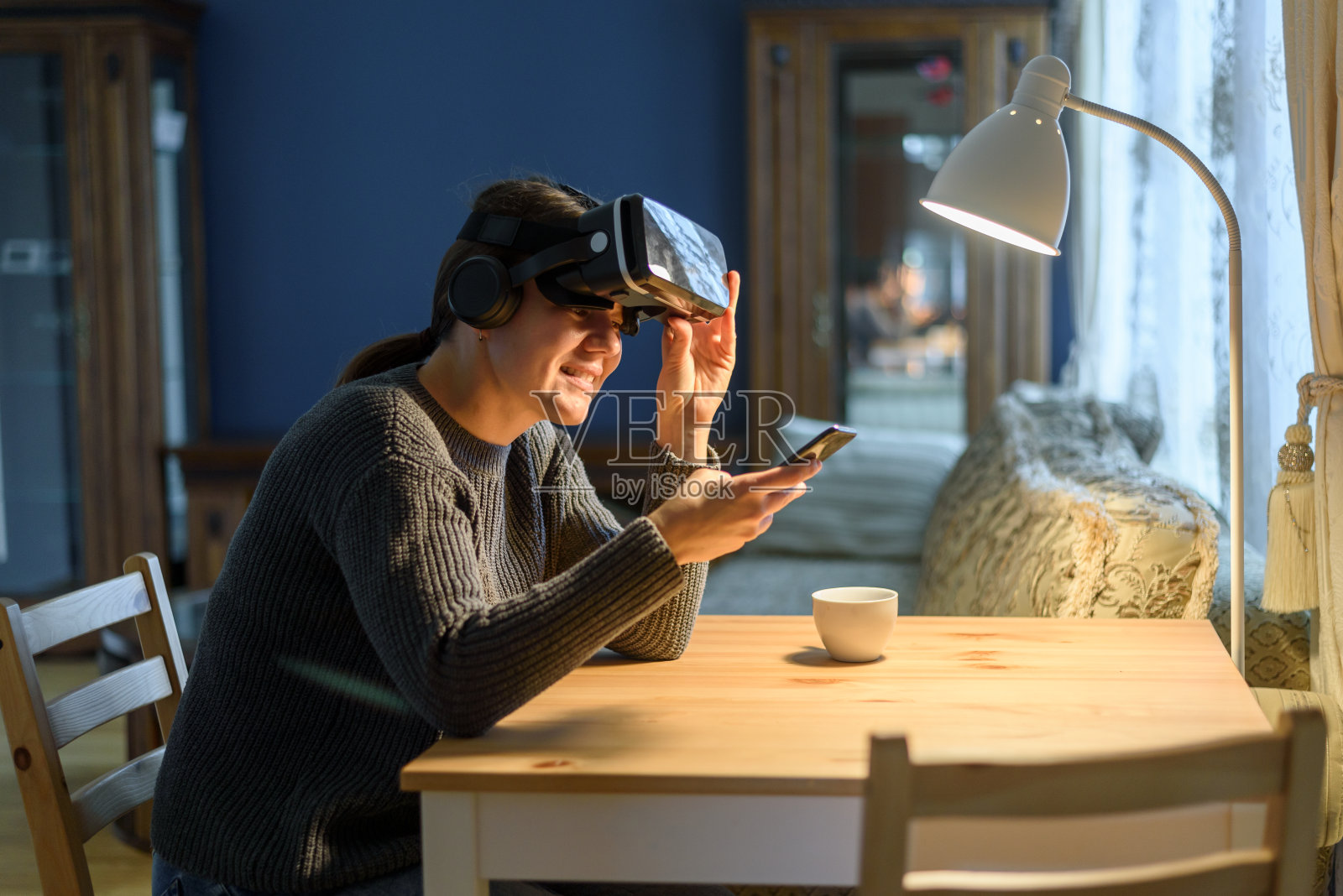 女人在家里使用虚拟现实头盔照片摄影图片