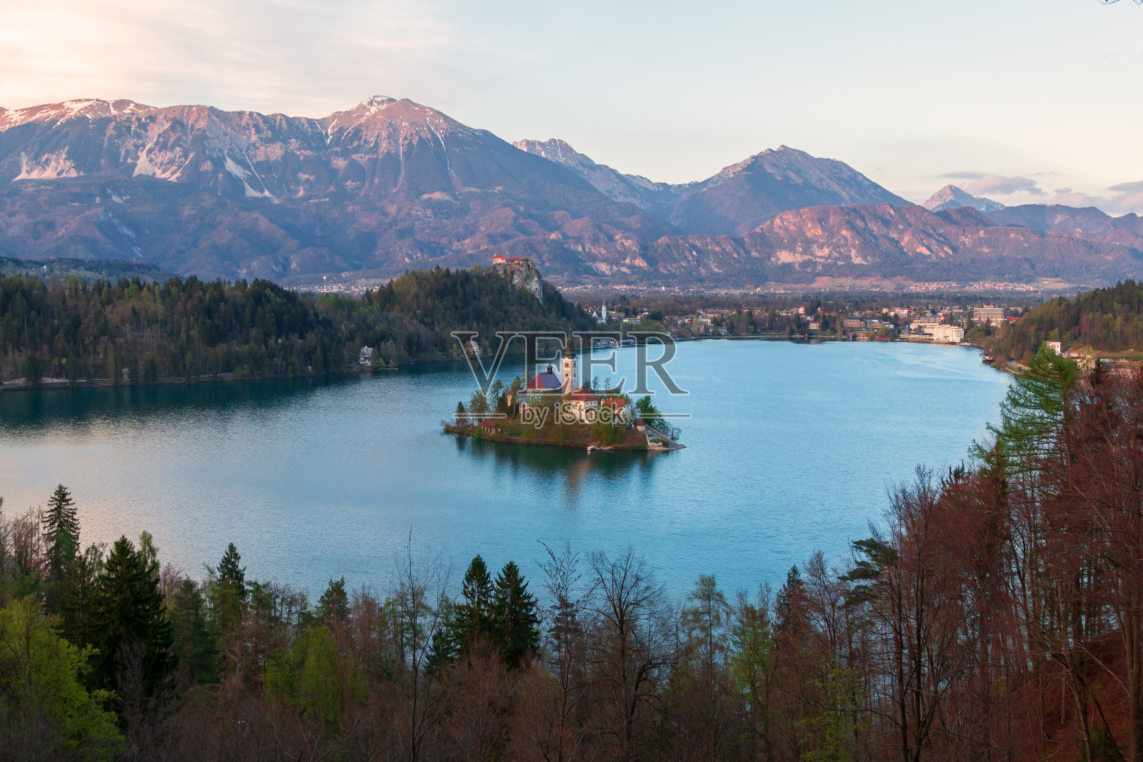 美丽舒适的布莱德湖，背景是岛上的教堂和朱利安阿尔卑斯山晨光下的城堡照片摄影图片