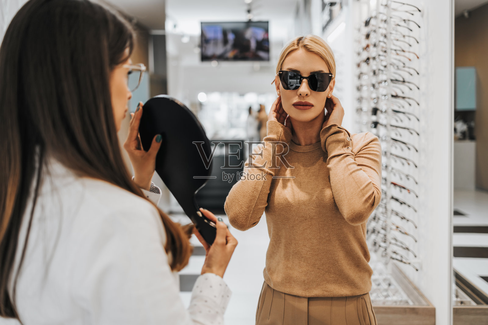 年轻的成年妇女买眼镜照片摄影图片