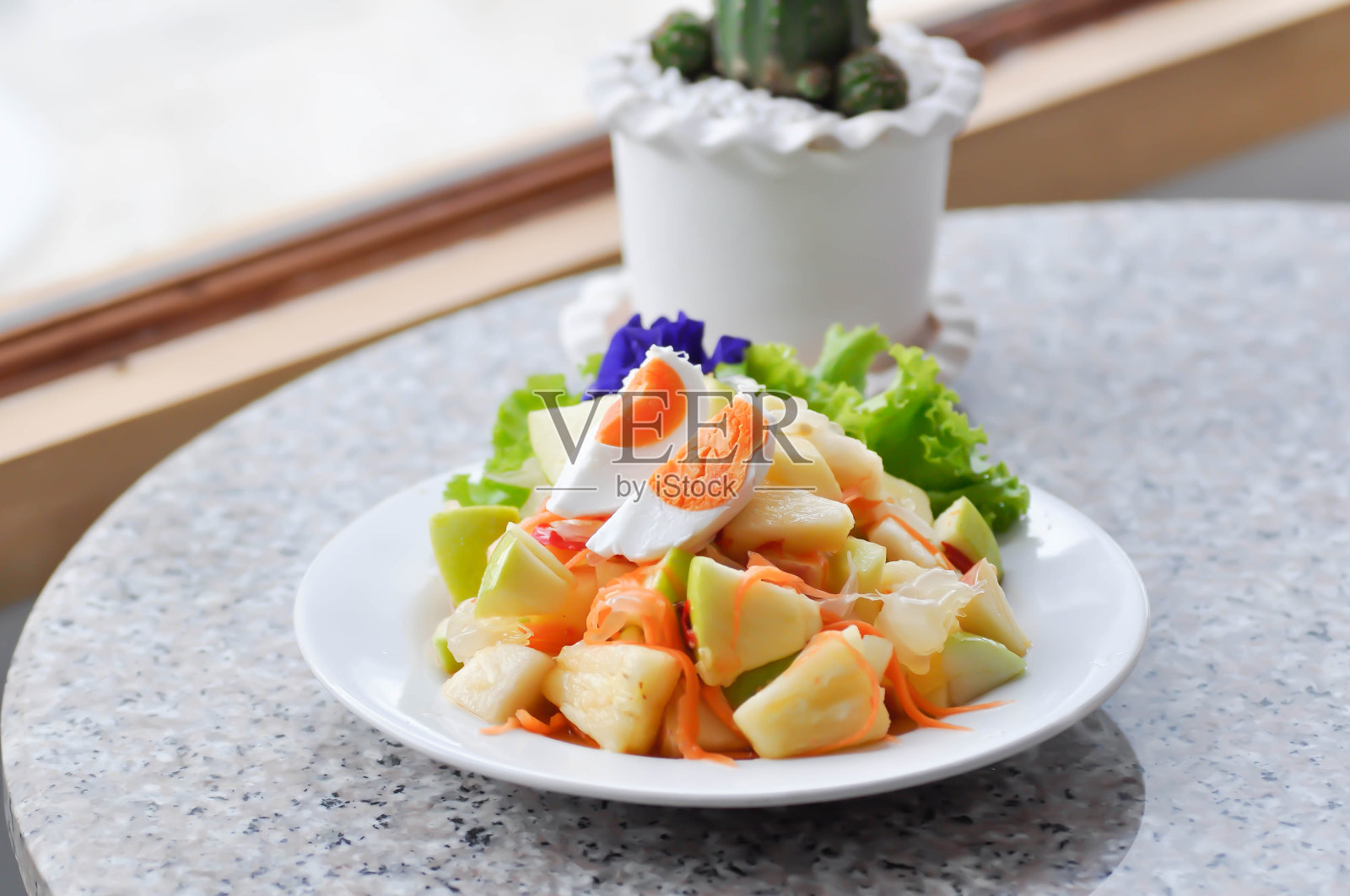 水果沙拉或辣沙拉，苹果和鸡蛋沙拉照片摄影图片