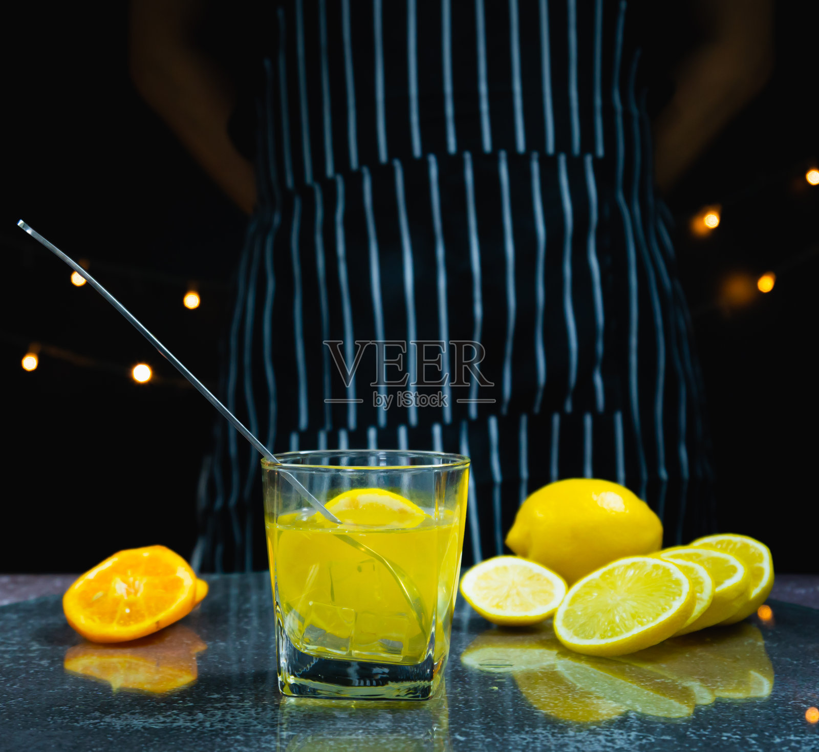 新鲜柠檬切片，汤匙，冰在柠檬汁杯照片摄影图片