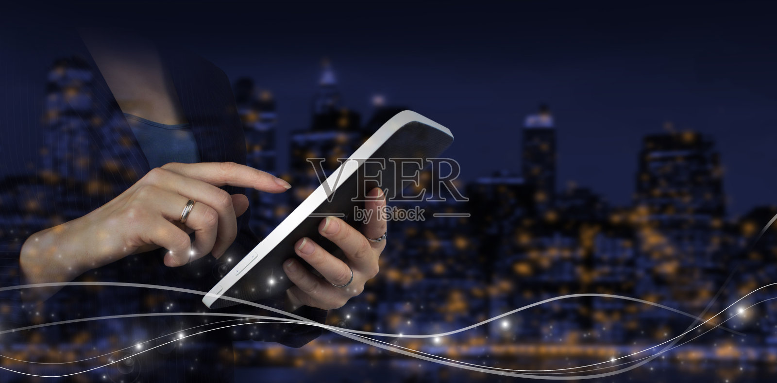 创新，全球网络连接，数据交换。手触摸白色平板与数字全息波形标志在城市黑暗模糊的背景。业务网络沟通与创新。照片摄影图片