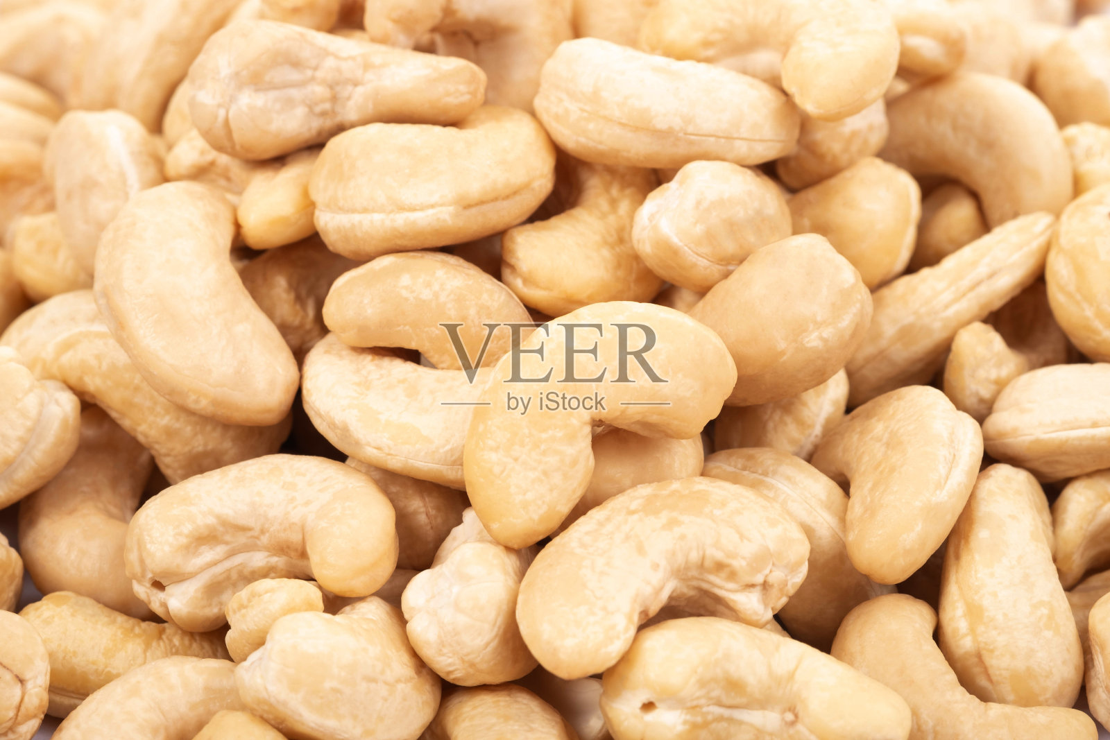 白色背景上的腰果。照片摄影图片