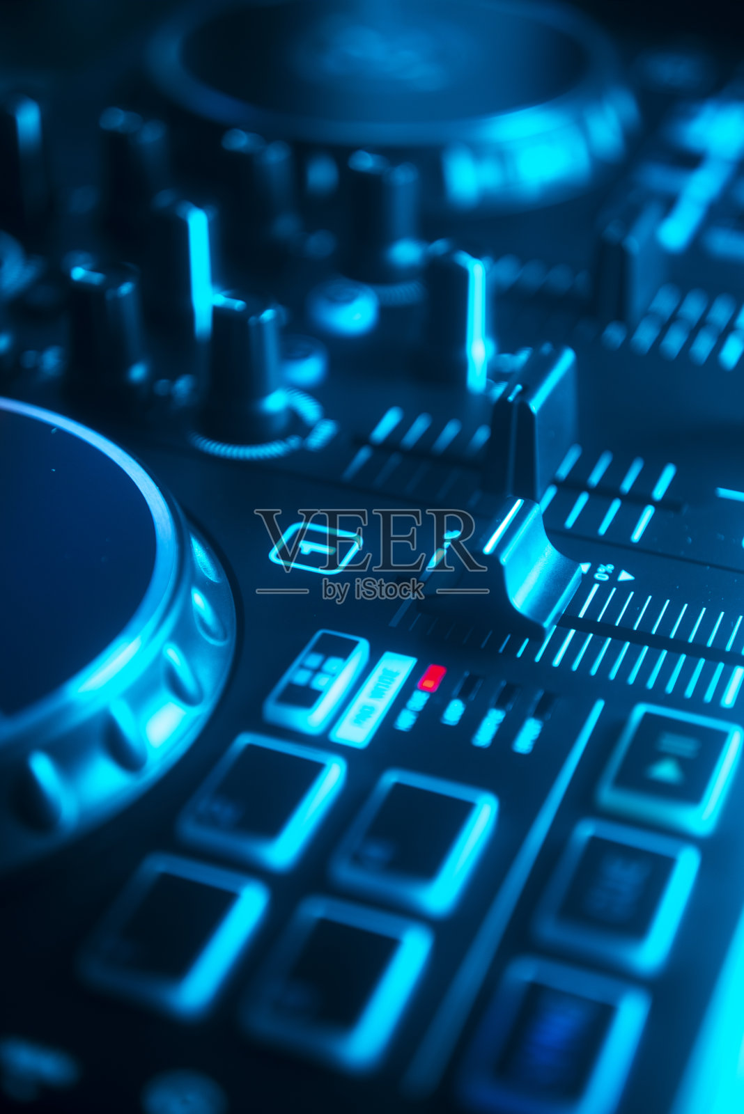 DJ混合台转盘彩色婚礼迪斯科派对灯。照片摄影图片