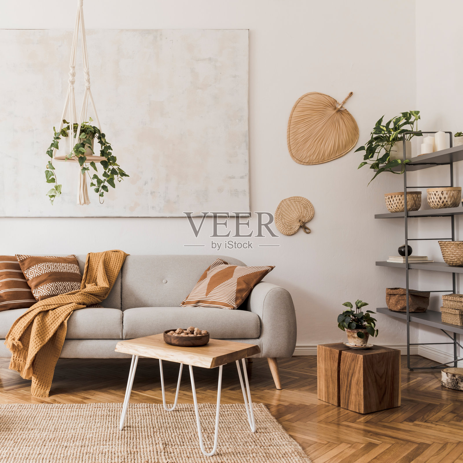 时尚的波西米亚风格的室内开放的房间在舒适的公寓，设计的家具和优雅的个人配件。模板。家居装饰。蜜黄色的概念。照片摄影图片