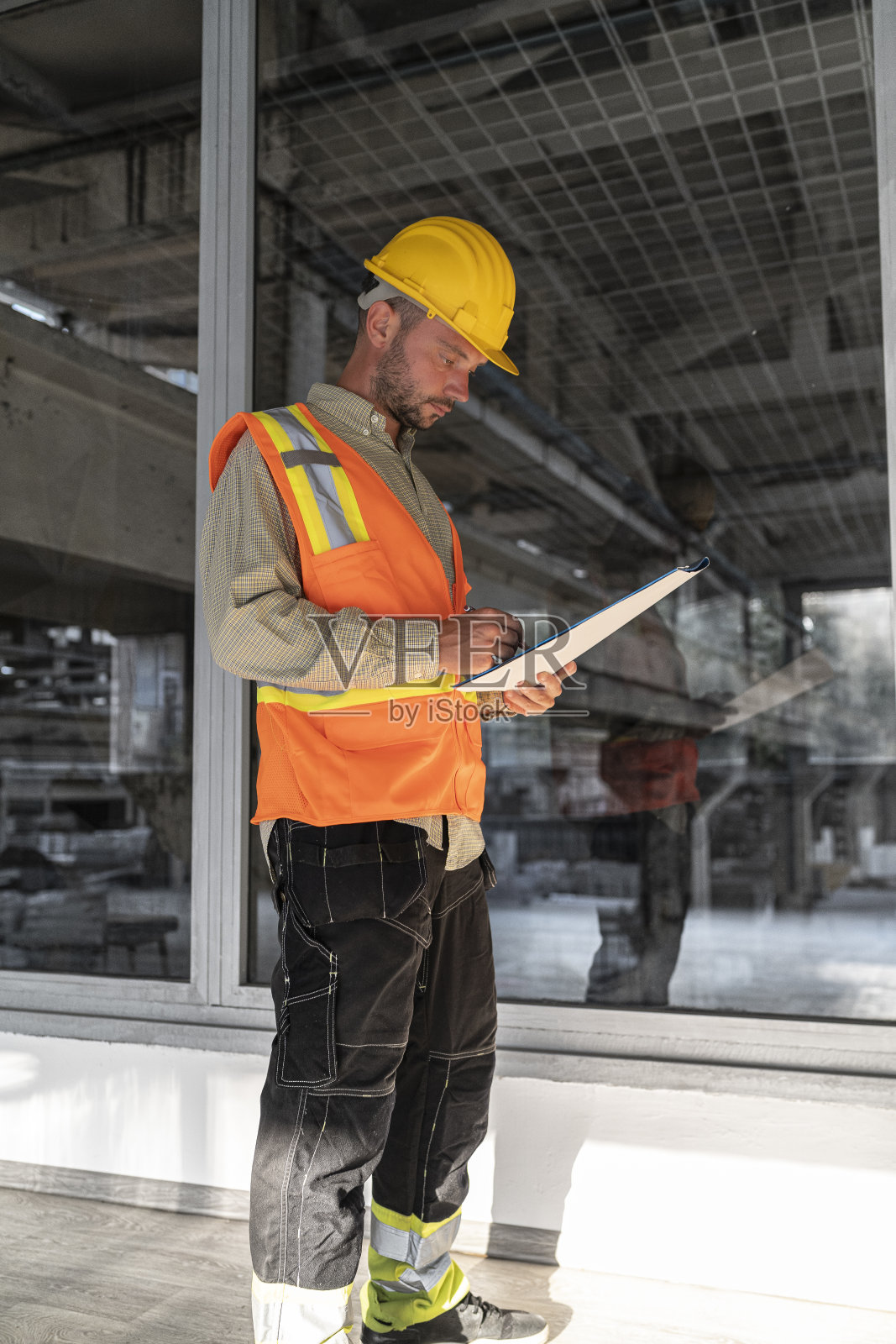 安全专家对工作现场进行检查照片摄影图片