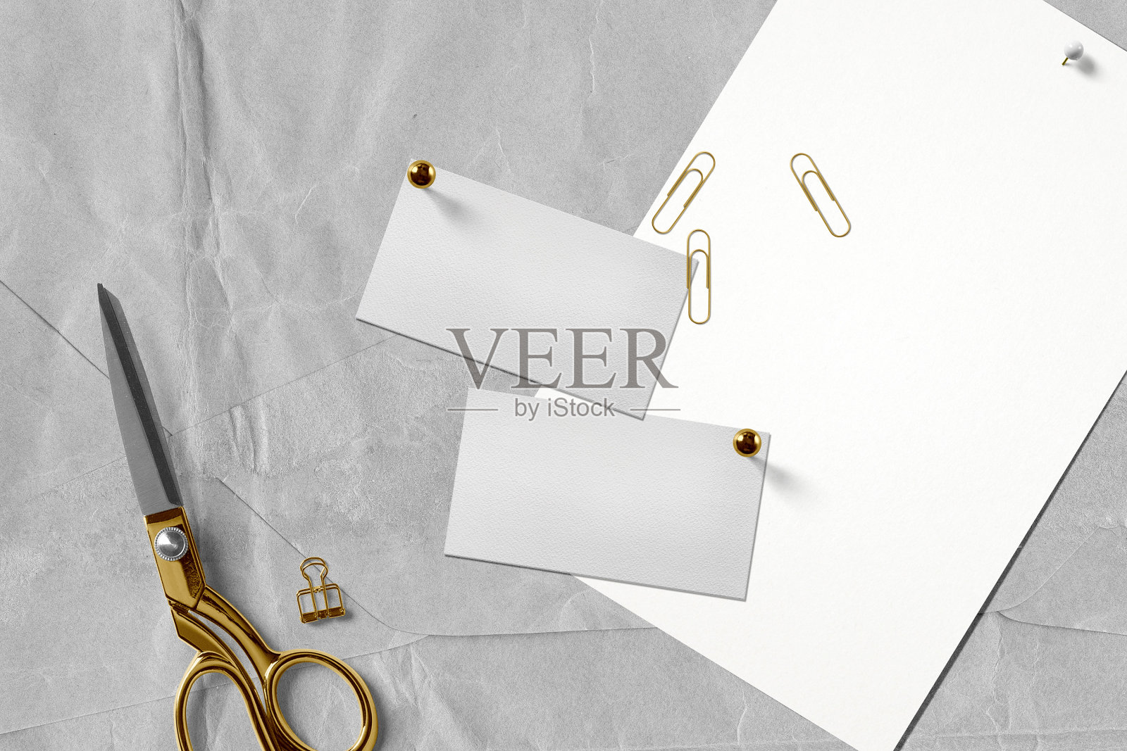 用剪刀和大头针在上面的纸上清洁最小的名片模型背景照片摄影图片