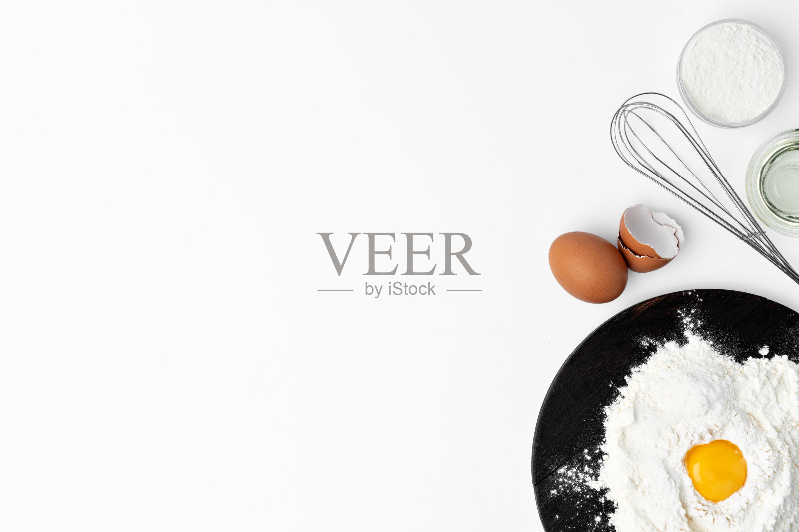 金属打蛋器和煮蛋器分离在白色上照片摄影图片