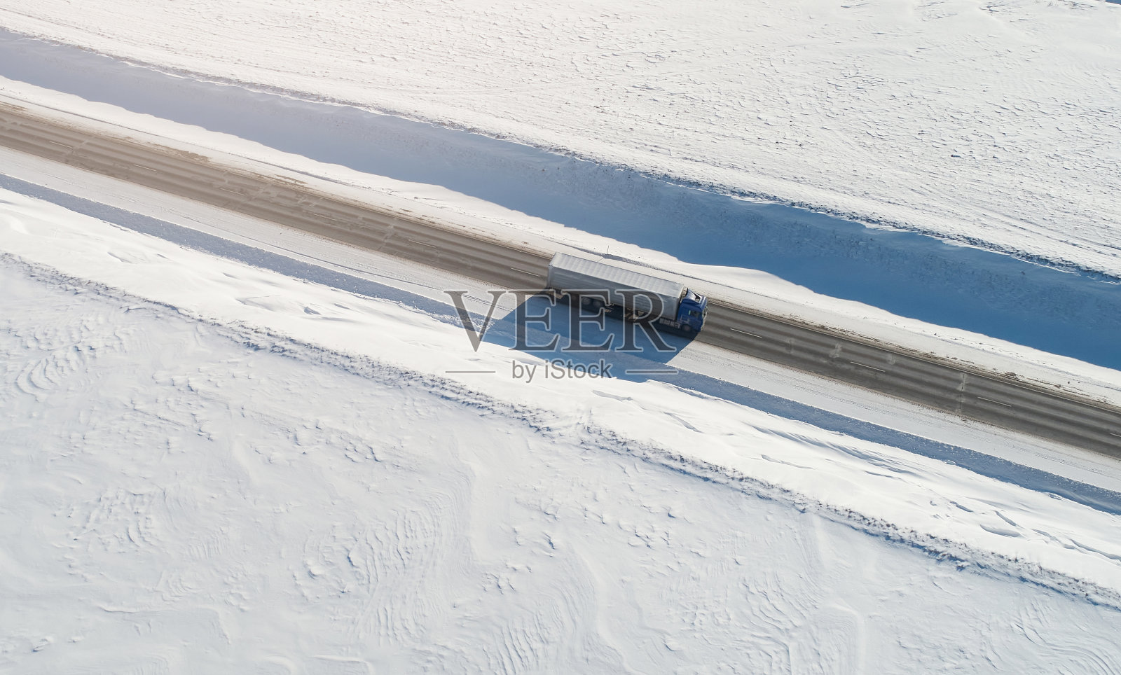 冬季快递卡车照片摄影图片