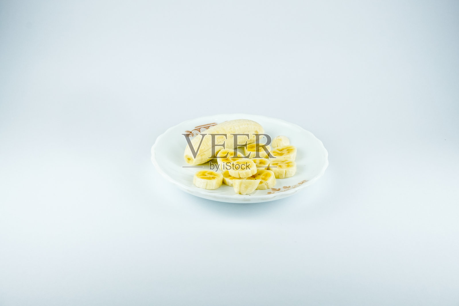 白盘子上的香蕉片照片摄影图片