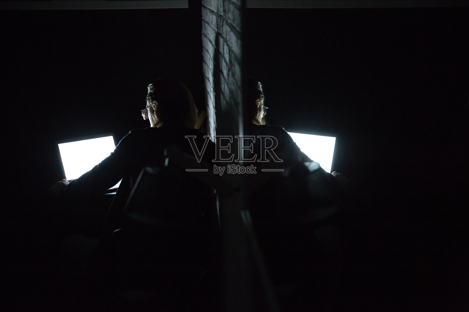 专心致志的男人在家里使用笔记本电脑照片摄影图片