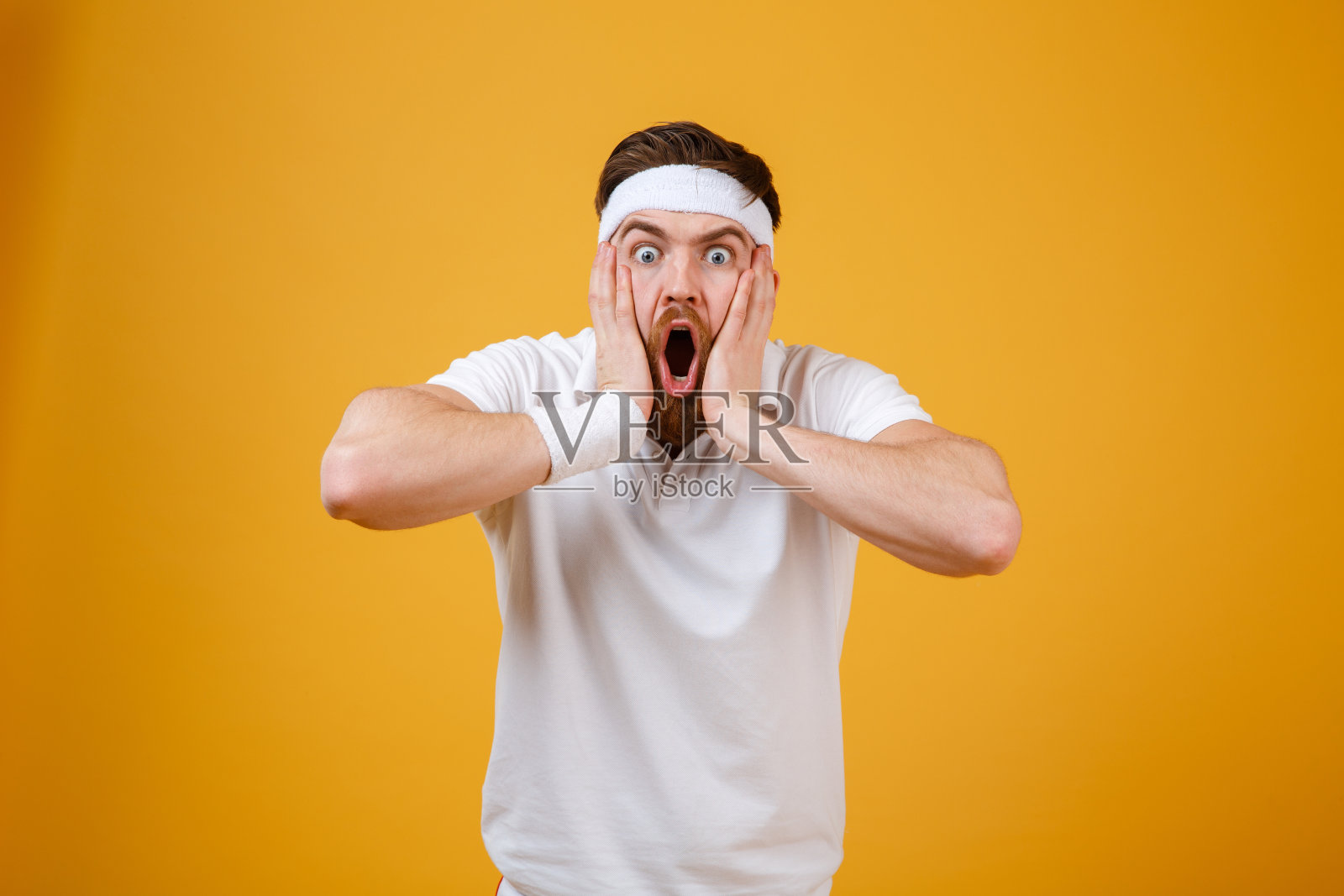 震惊的运动员捂着脸颊照片摄影图片