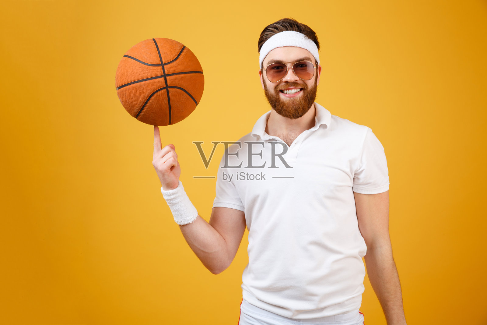 戴着太阳镜的运动员，手指上戴着篮球照片摄影图片