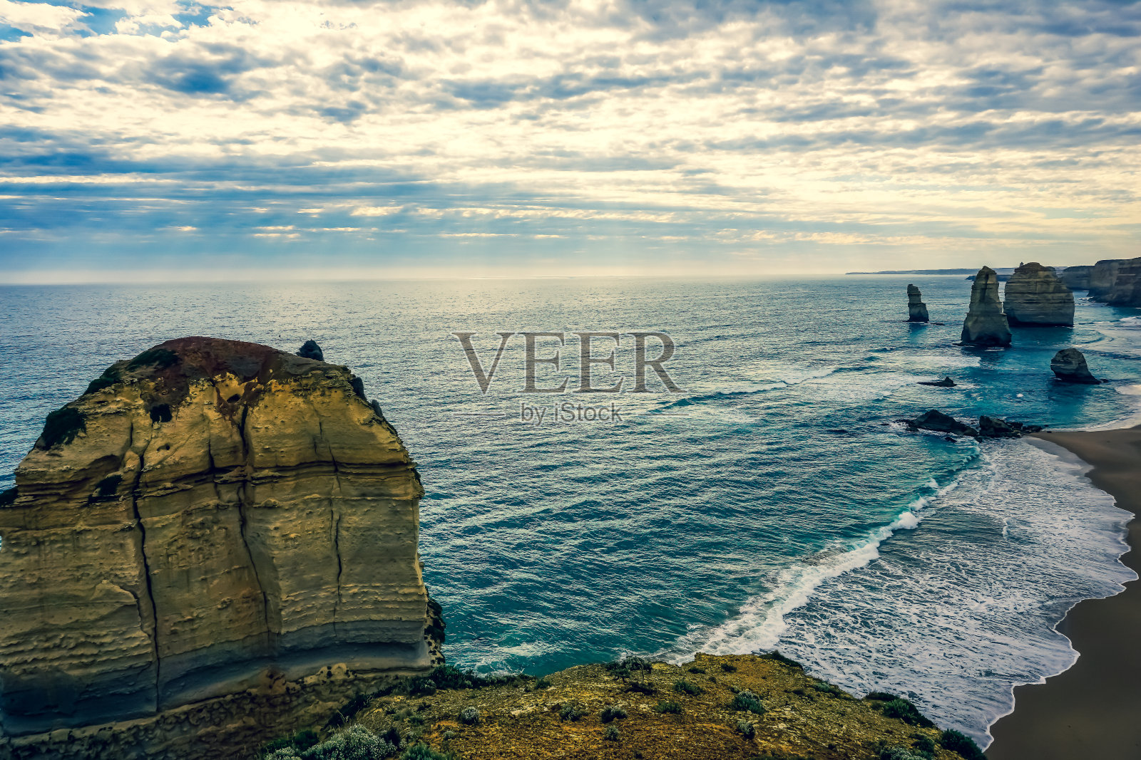 大洋中的十二使徒在澳大利亚大洋路旁边。照片摄影图片
