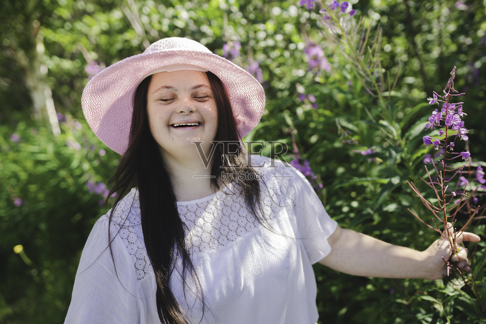 唐氏综合征成年人在户外玩花人像照片摄影图片