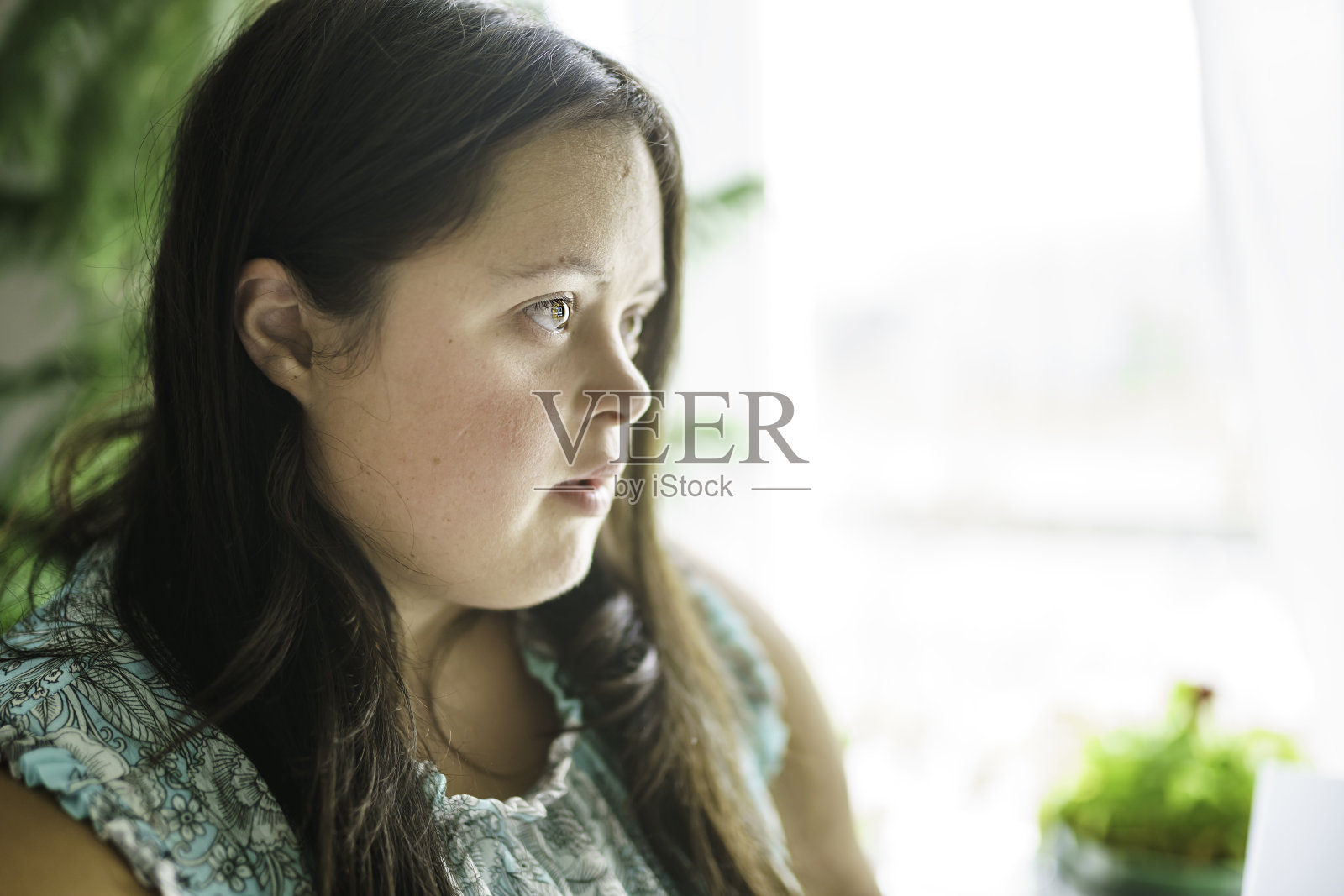 成年唐氏综合征患者看电脑的肖像照片摄影图片