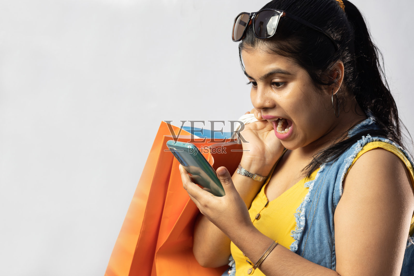 拿着购物袋的印度女人照片摄影图片