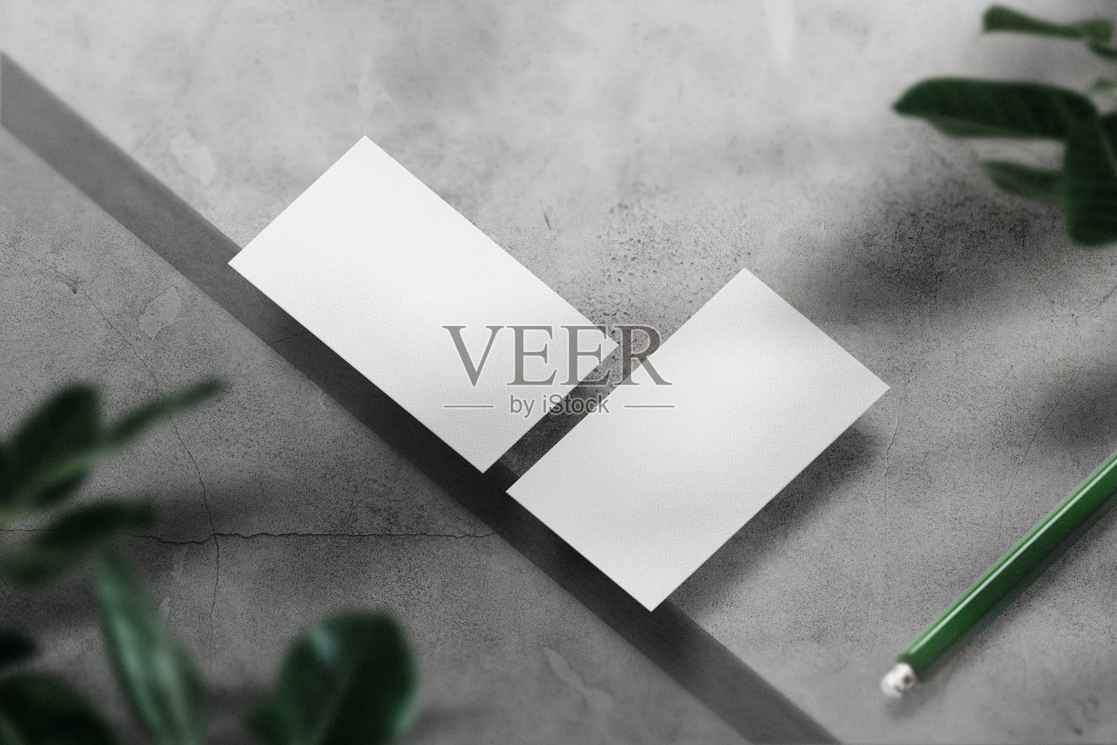 用铅笔在水泥地板上清洁最小的名片模型，并留下背景照片摄影图片