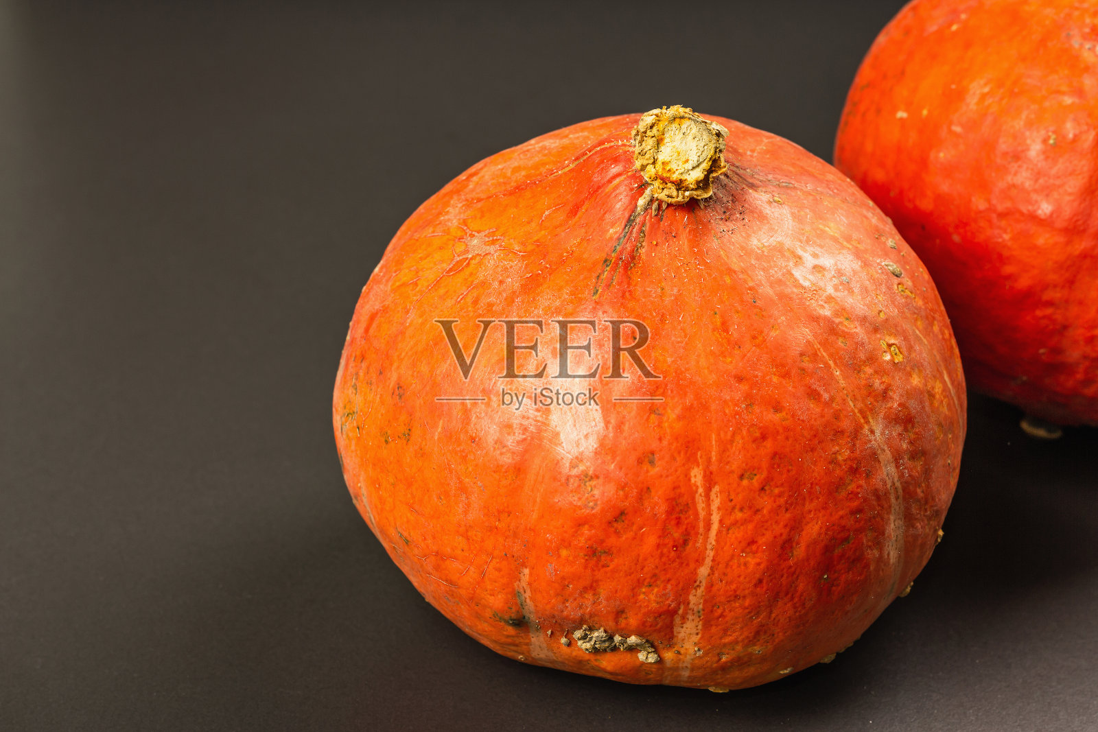 北海道南瓜黑色石头背景。烹饪秋季菜肴的有用原料照片摄影图片