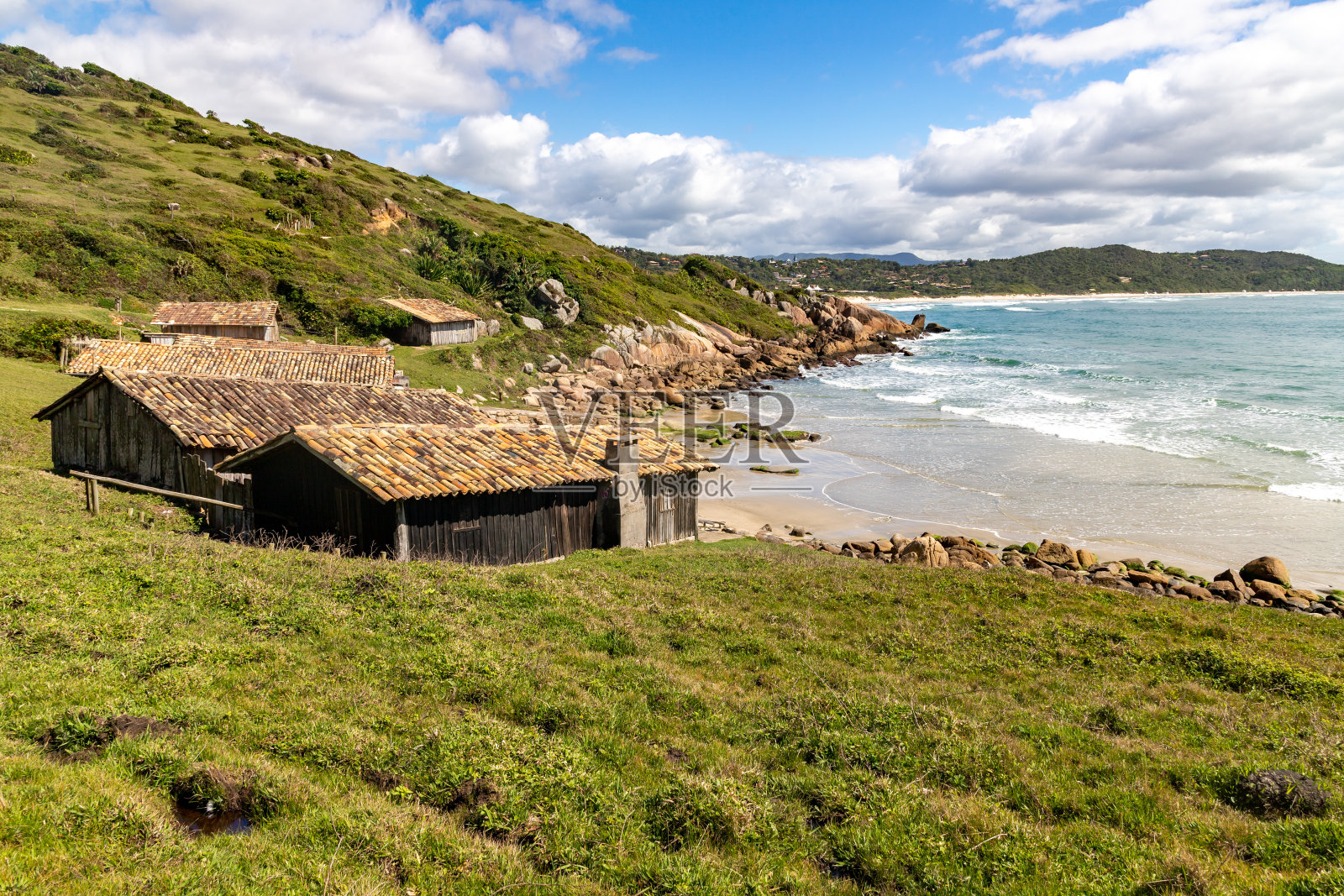 渔民的房子，山和海滩照片摄影图片